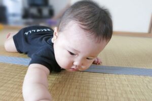 赤ちゃんにハイハイさせたい 部屋が狭いなら直線と円を活用しよう くらシェアblog